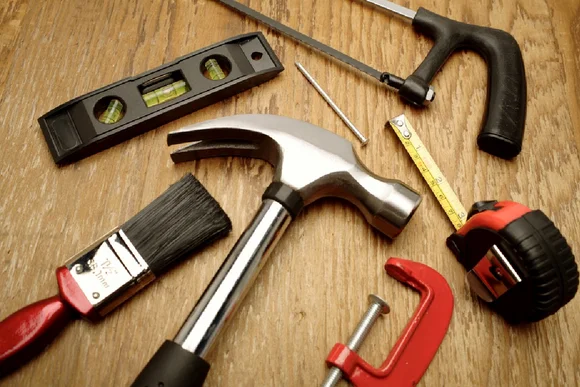 Werkzeuge auf einem Holztisch